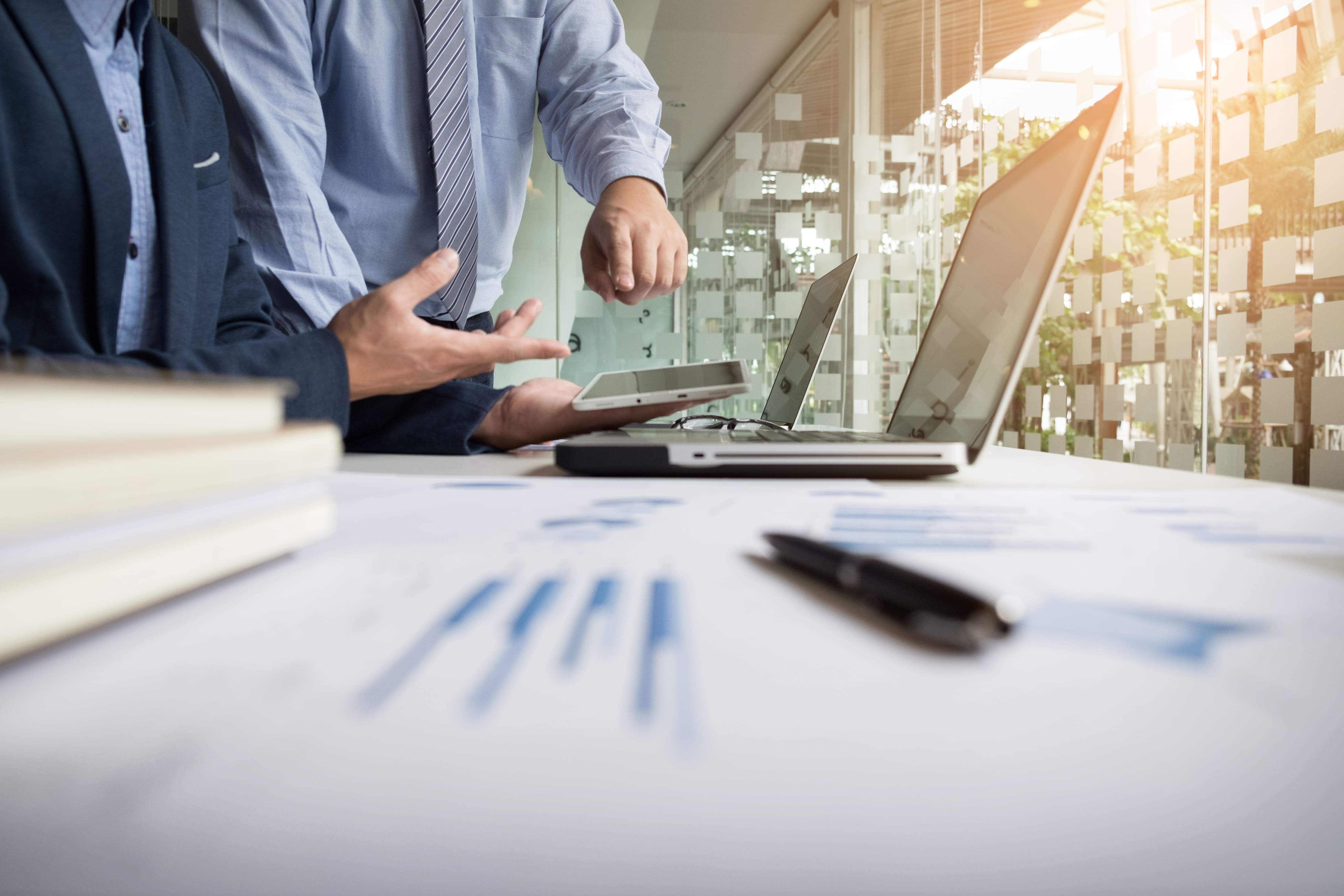 Consulente aziendale che analizza dati finanziari